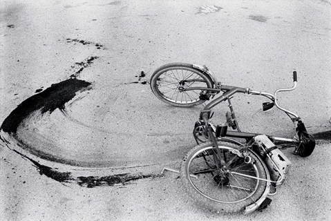Снимок велосипеда, на котором ехал убитый снайпером мальчик фотография Анни Лейбовиц