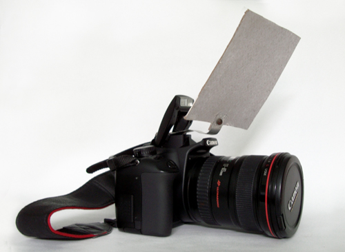 Фотоаппарат с самодельным отражателем для встроенной вспышки